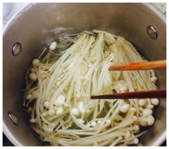 来客人必做的小凉菜，金针菇与它这样搭，滑顺爽口，做法简单易懂