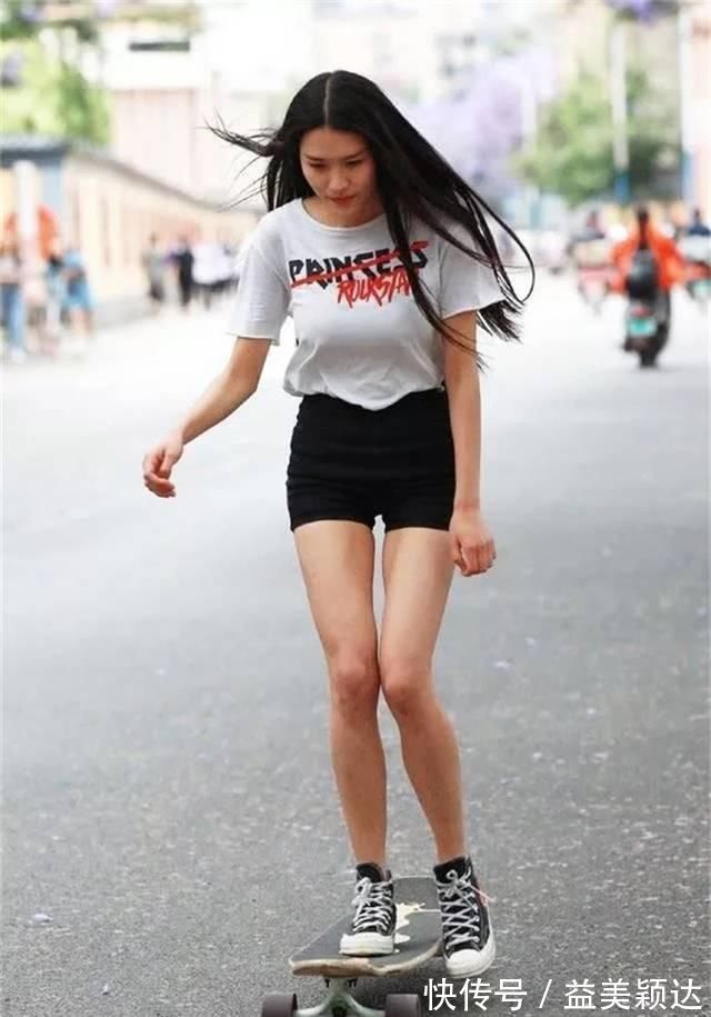 穿搭|街拍美女：长腿小姐姐穿搭热裤玩滑板，性感美丽十分迷人