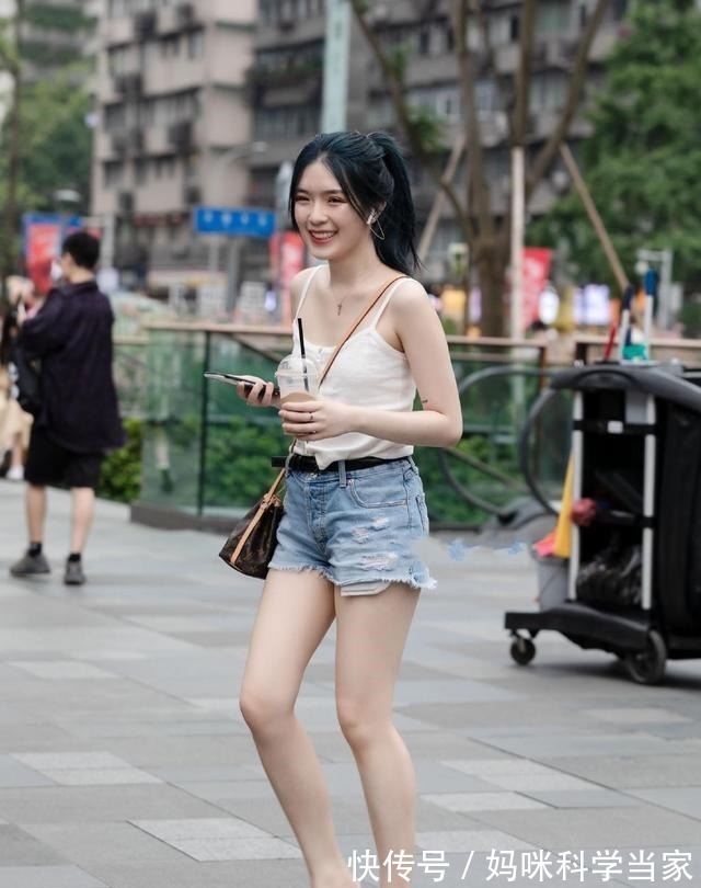 搭配 肤白貌美的小姐姐,一身清凉搭配,把自己的优势全体现出来了!