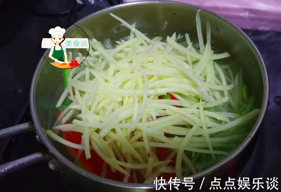凉拌土豆丝，第一步先焯水就错了，大厨教您一招，土豆丝爽脆不黑