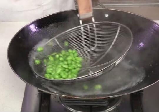 一道简单的家常小炒素鸡,清甜咸香,低脂低量,营养非常丰富