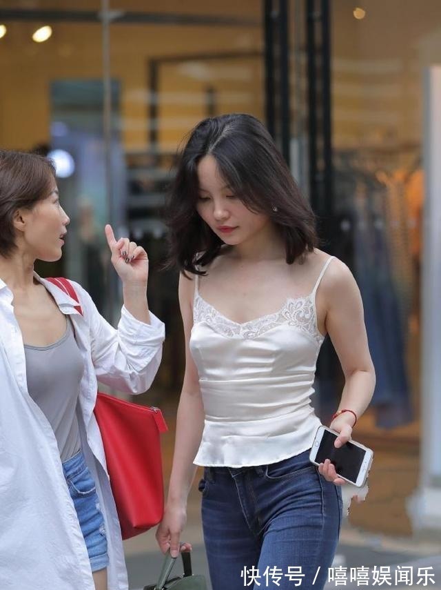 高跟鞋 小姐姐白色吊带衫,加上牛仔裤,很有女性气息