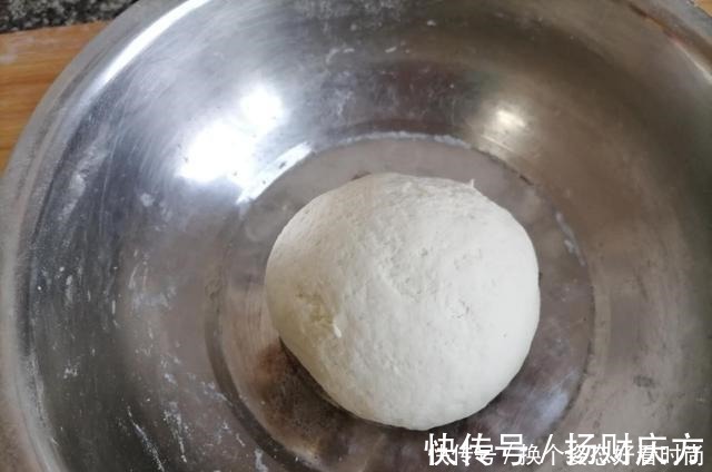 面团|教你做好吃解馋的萝卜粉条素馅饼，皮薄馅大又柔软，凉了也不硬