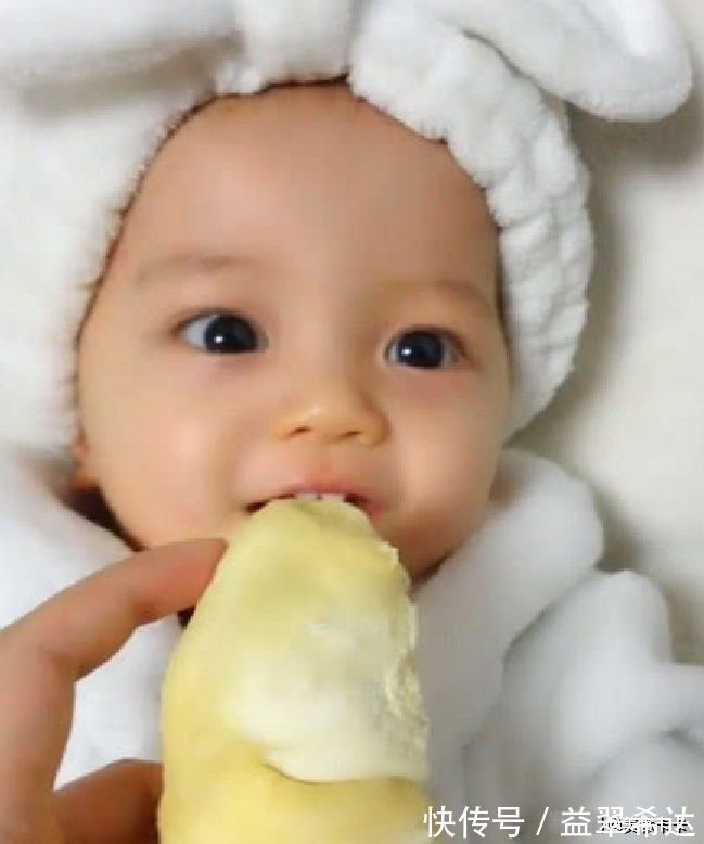 六个月|妈妈第一次喂七个多月的宝宝吃榴莲,宝宝的反应,真是超级甜啊