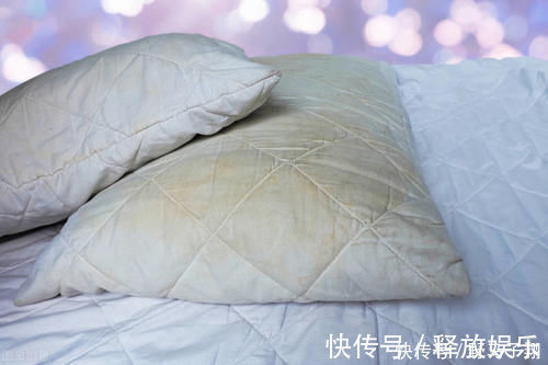 枕头几天不洗全是螨虫，家政阿姨教我一招，不用水洗，螨虫全消失