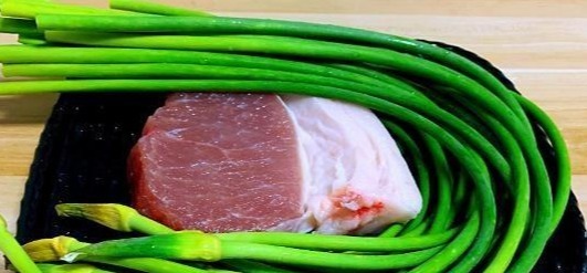 错误|为什么蒜苔在焯水之后又老又黄看看大厨操作,知道这是一个错误