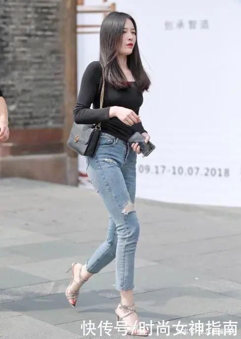 时尚女士小脚裤，牛仔材质弹性好舒适贴身，跟修身T恤搭配堪称完美