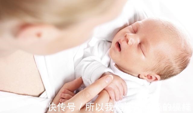家长|宝宝睡觉爱出汗不一定是因为热，有两个原因家长别忽视
