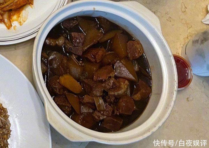 楊穎|黃曉明暗搓搓秀恩愛，深夜更博曬美食，菜品跟餐具成焦點