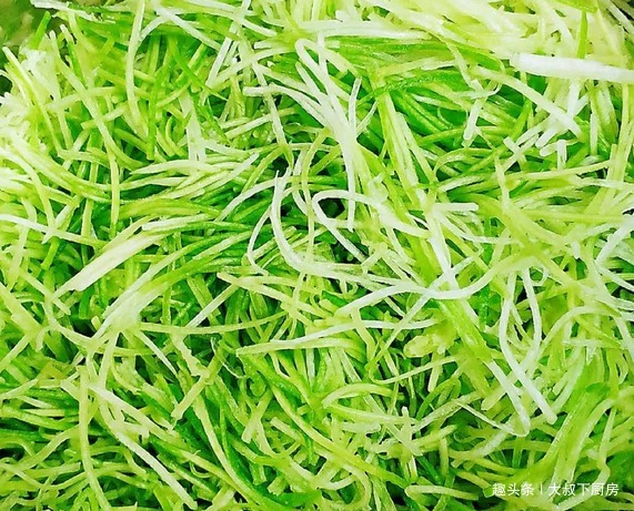 大叔家的素丸子炸萝卜丸子，鲜香味美，口感带脆，家人爱吃！