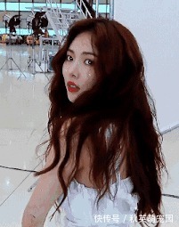 弧度|女人别再留披肩发了,很显老!今年流行这6款卷发,减龄显脸小