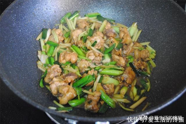  广西人爱吃这道菜，家常美味，素菜比肉抢手，炒一盘味道绝不失望