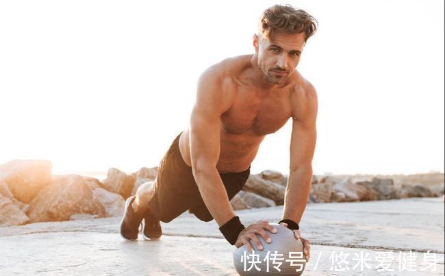 胸肌|俯卧撑的锻炼方法，5个动作增加胸肌围度，提升上肢肌肉力量