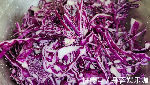 营养|凉拌紫甘蓝时，直接调味就错了，多加1步，更入味更脆爽营养更好
