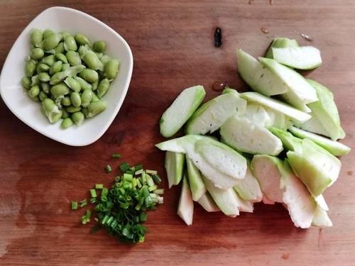 丝瓜与毛豆搭配颜值口感并存,做法简单营养十足,孩子离不开