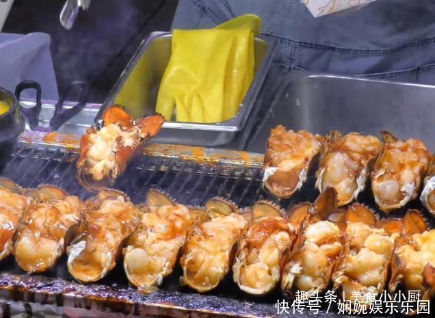 摆摊|40岁大叔摆摊卖“天价烧烤”50元1份,每天卖300份,客人闻香而来