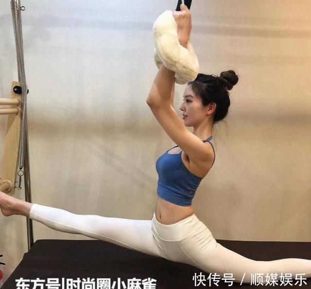 街拍身材高挑的打底裤美女,穿着年轻,展现活力朝气