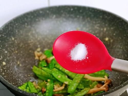  干净之后|荷兰豆和海鲜菇是“天生一对”，炒一炒，味道鲜美超下饭