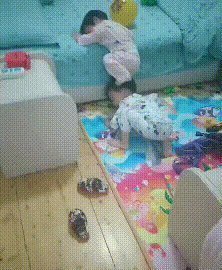 梯子|妹妹太矮上不去床，哥哥给妹妹当人肉梯子，网友：年度最暖哥哥！