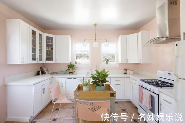 住进|比大白墙耐看,这个出租屋的墙面设计,仿佛住进了电影里