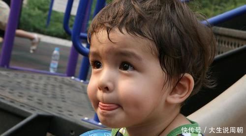 同伴|再穷也别让娃穿别人的旧衣服，省下的是小钱，毁了的是他一生