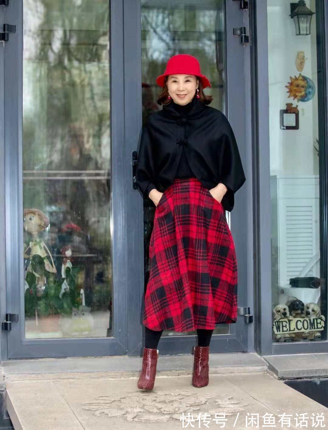 短裙 会穿的女人不会老!学65岁博主用“红色”穿出冬日时髦,高级减龄