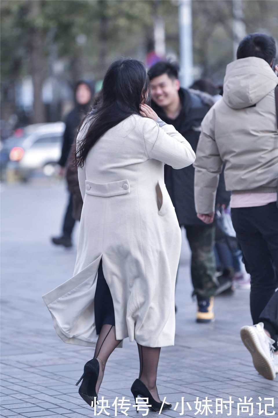 胖瘦|街拍:秋冬里的姑娘,无论胖瘦都喜欢黑色丝袜,搭配尖头细跟鞋更显气质
