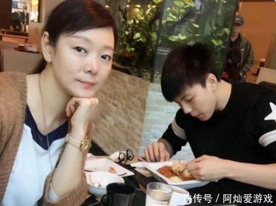 皱纹|胡明轩妈妈比球赛还抢镜!穿亮色T恤显年轻,年近五十脸上没皱纹