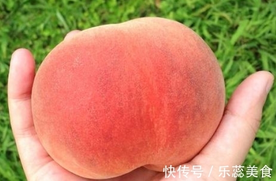 买桃子别傻傻只挑红的！水果摊老板：看3处，好桃子一挑一个准