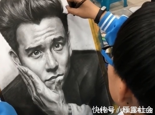 写实&小学生画超写实彭于晏,看到手背青筋时,网友:艺考满分!