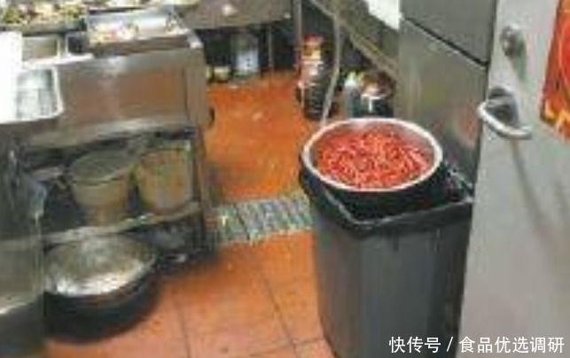 厨房门|垃圾桶上架菜盆、公厕门口摆食材…个别外卖后厨卫生堪忧!