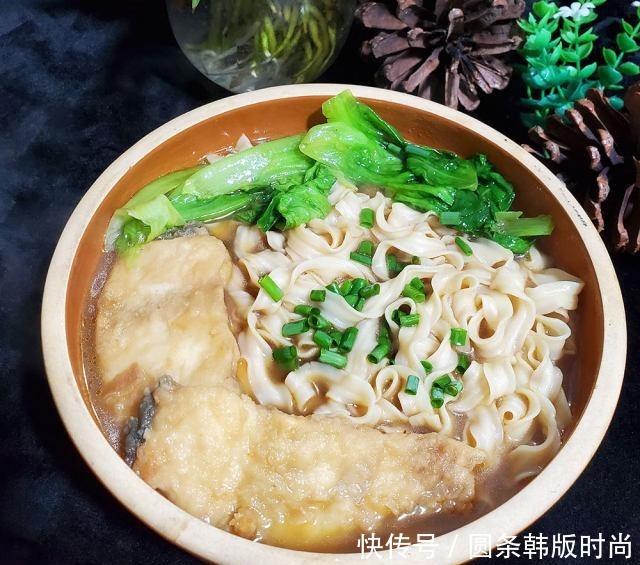 宵夜|炸鱼生菜汤面,鲜美好吃,宵夜来一碗,杠杠滴