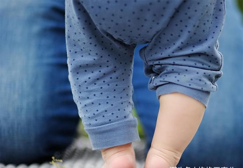 站立|八个月的孩子总是自己扶着东西站起来,会不会变罗圈腿?