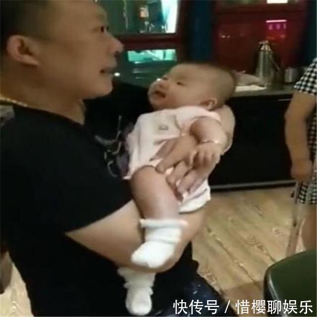 笑声|舅舅第一次抱宝宝,宝宝的反应太出人意料,把全家人逗翻天了