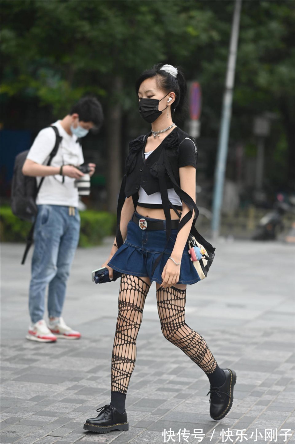 高跟鞋|时尚的姑娘的短裙搭配,不同的款式,搭配出不同鞋子