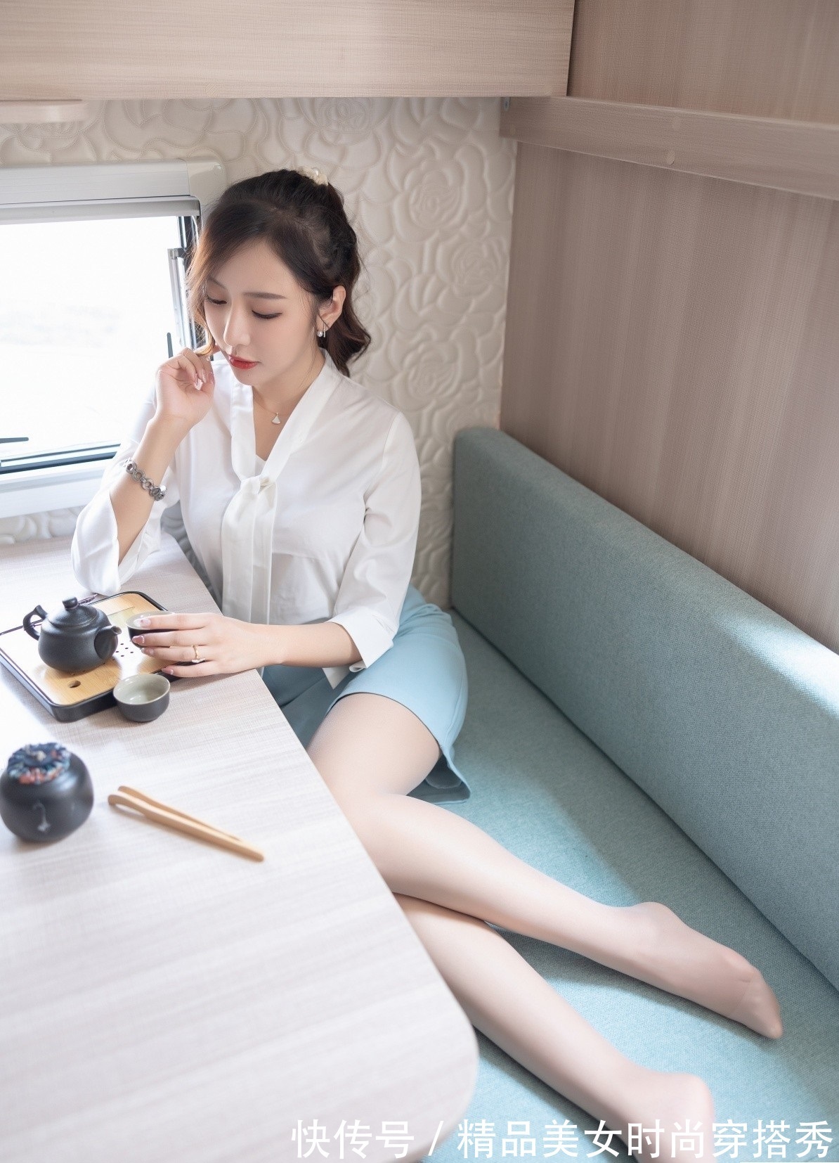 浅蓝色 知性又优雅的白色衬衫,下搭一条浅蓝色的高腰包臀裙,性感又迷人