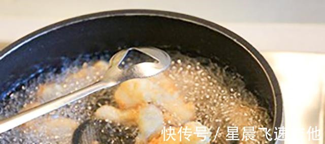 大厨|炸过鱼的油别再倒了，大厨教你处理诀窍，炒啥啥香，没有一点异味！