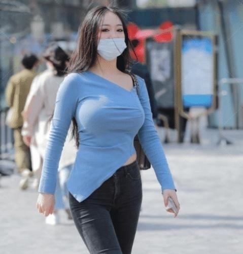 设计风格 蓝色斜领毛衣,彰显独特魅力,活力满满,既青春又减龄