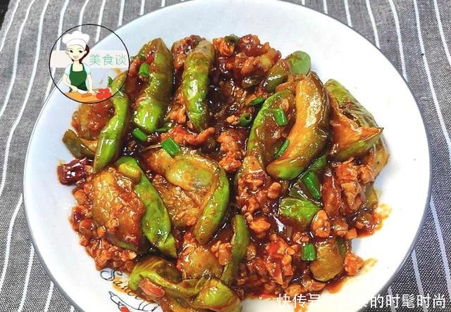 炒茄子时,直接下锅就错了,大厨教您一招,茄子香软,不油不发黑!