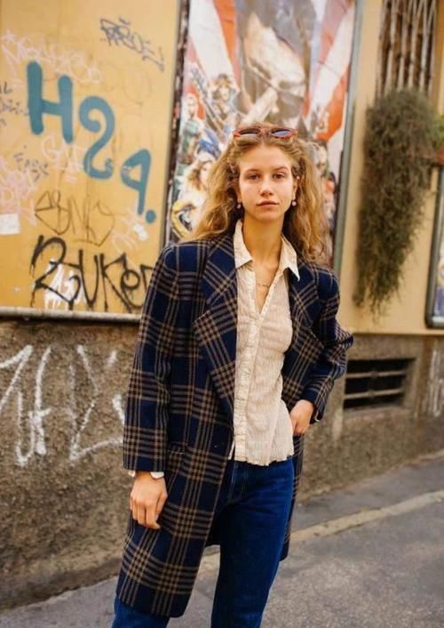 ?女人过了45岁，出门少穿这3种“装嫩色”，显胖俗气还掉价