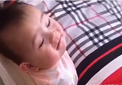 卡住|宝宝被床围卡住了,但是妈妈只顾着拍照,宝宝心有余而力不足