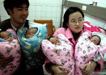 女孩|产妇生下三胞胎女孩，二胎出生后，得知性别，丈夫眼睛都直了