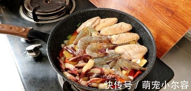 天热不想做饭，媳妇将蔬菜和肉一锅焖，端上桌全家人吃嗨了