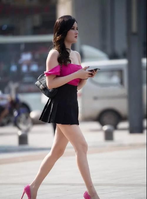 好看|街拍美女小姐姐大胆穿搭,好看又时尚,妥妥的女神风格
