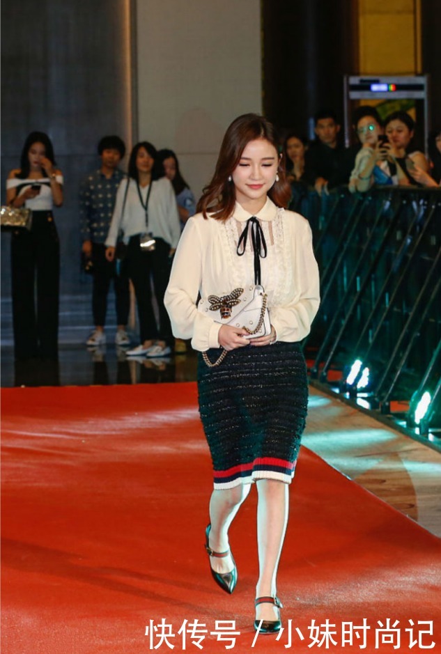 雪梨虽是网红出身，但穿着还挺大气，看来当了老板之后就是不一样