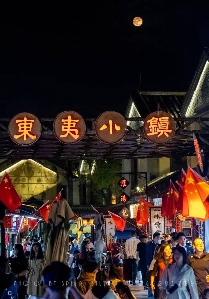 走进|古色古香的夜晚，走进来，你就会发现这个小镇多美