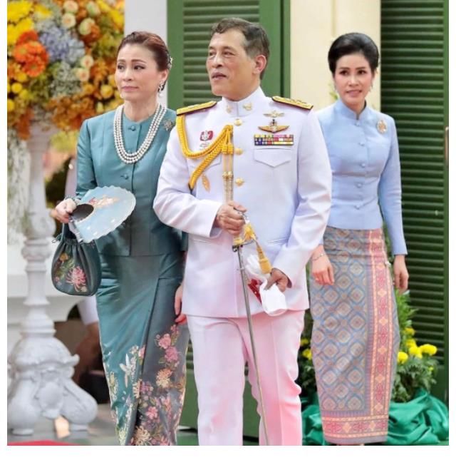 三人组|王室三人组同台亮相，苏提达心情愉悦，诗妮娜过分妖娆面容显老