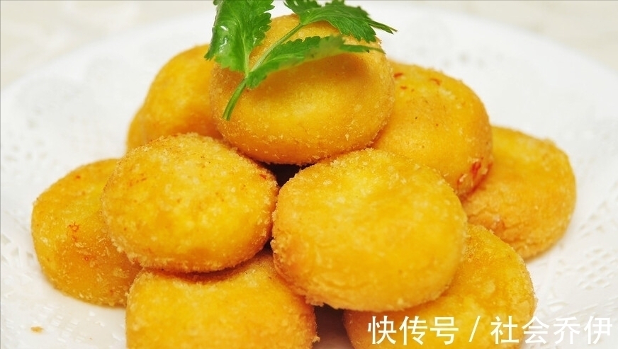 南瓜这样做，不炒也不蒸，软糯香甜还能拉丝，上桌全家抢着吃