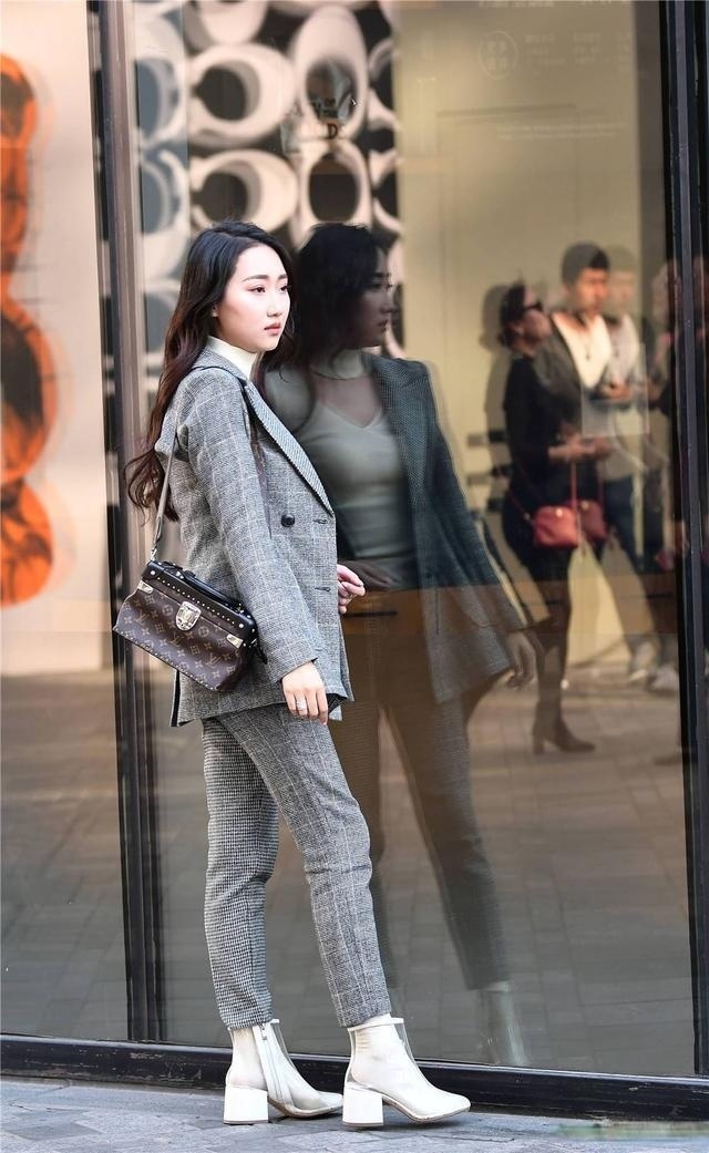 西服套装 灰色格子西服套装,搭配透明粗跟短靴,秋季穿着很独特的风格