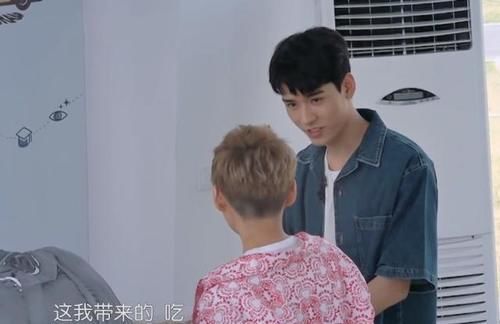 全员干活唯独姚安娜玩手机,连黄晓明讲话都忽视,这是有多大牌?